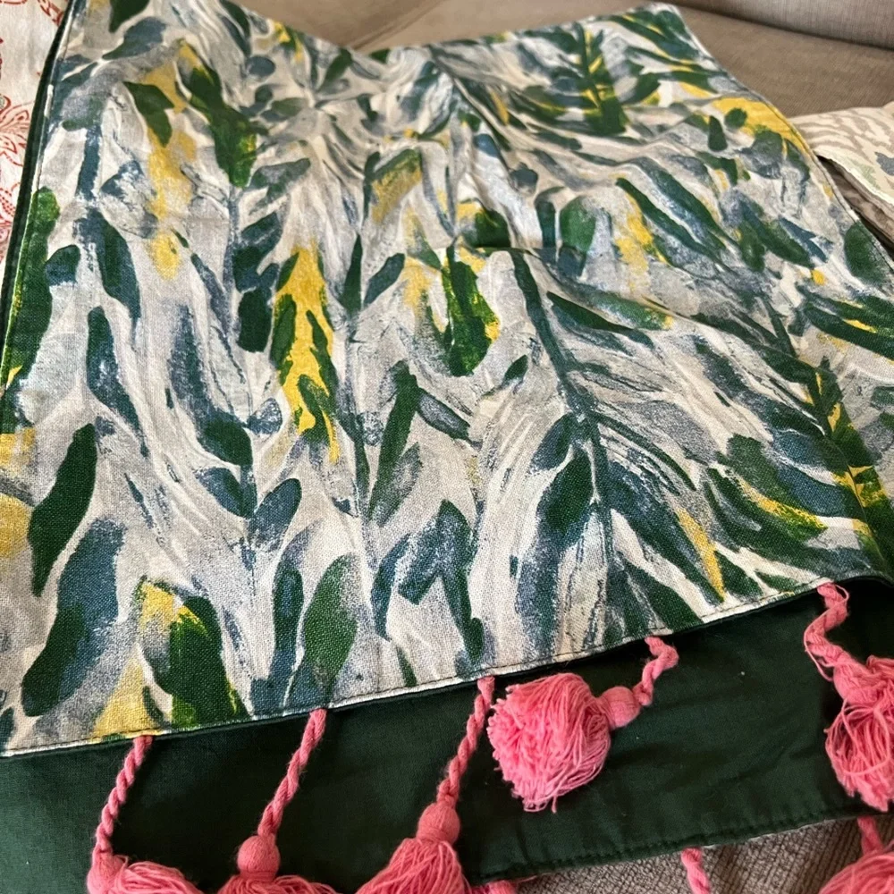 Target threshold table runners - Picture 1 of 4